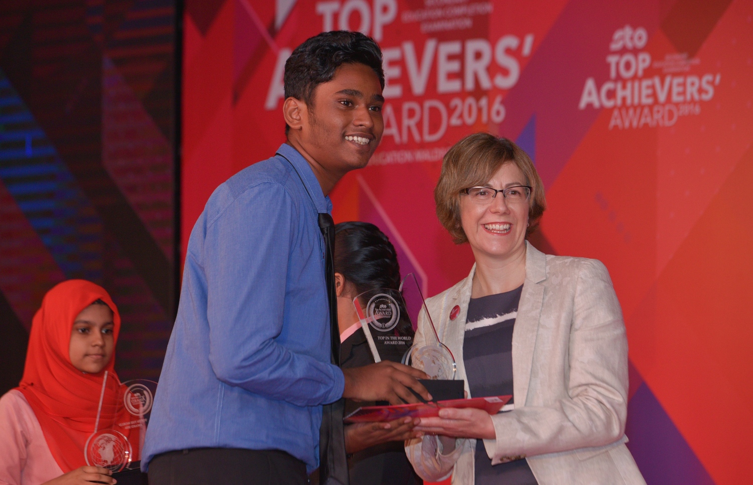 މާލެ: ޖުލައި 13، 2017- މިދިޔަ އަހަރުގެ އޯ ލެވެލް އިމްތިހާނުގެ ގަދަ 10 ގައި ހިމެނުނު ދަރިވަރުންނަށް އިނާމު ދިނުމަށް ބޭއްވި ހަފުލާގެ ތެރެއިން: މި އިމްތިހާނުގައި ދުނިޔޭގެ ފެންވަރުގައި އެކި މާއްދާތަކުން ގަދަ 10 ގައި ރާއްޖޭގެ 48 ދަރިވަރަކު ވެސް ހިމެނުނު. އަދި ރާއްޖޭގެ ގަދަ 10 ގައި 589 ދަރިވަރަކަށް ހިމެނިފައިވޭ.---މިހާރު ފޮޓޯ: ހުސެއިން ވަހީދު