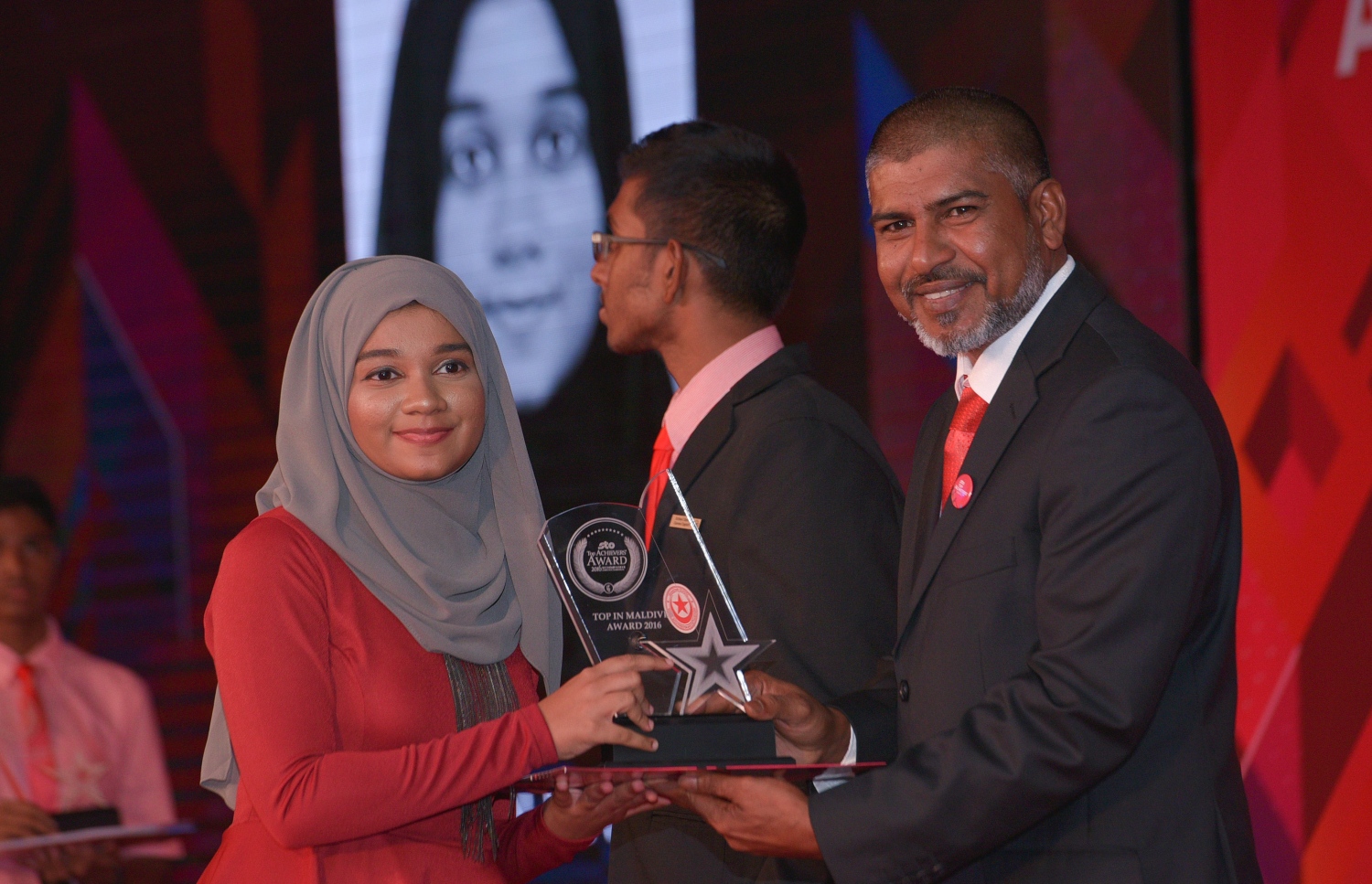 މާލެ: ޖުލައި 13، 2017- މިދިޔަ އަހަރުގެ އޯ ލެވެލް އިމްތިހާނުގެ ގަދަ 10 ގައި ހިމެނުނު ދަރިވަރުންނަށް އިނާމު ދިނުމަށް ބޭއްވި ހަފުލާގެ ތެރެއިން: މި އިމްތިހާނުގައި ދުނިޔޭގެ ފެންވަރުގައި އެކި މާއްދާތަކުން ގަދަ 10 ގައި ރާއްޖޭގެ 48 ދަރިވަރަކު ވެސް ހިމެނުނު. އަދި ރާއްޖޭގެ ގަދަ 10 ގައި 589 ދަރިވަރަކަށް ހިމެނިފައިވޭ.---މިހާރު ފޮޓޯތައް: ހުސެއިން ވަހީދު