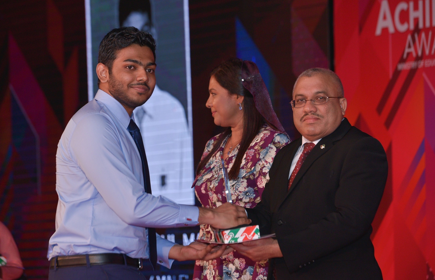 މާލެ: ޖުލައި 14، 2017- މިދިޔަ އަހަރުގެ އޯލެވެލް އިމްތިހާނުން ރާއްޖޭގެ ގަދަ 10 އަށް ހޮވުނު ދަރިވަރުންނަށް އިނާމުދިނުމަށް ޓަކައި ދަރުބާރުގޭގައި ބޭއްވި ހަފްލާ.---ފޮޓޯ: ހުސެއިން ވަހީދު/ މިހާރު