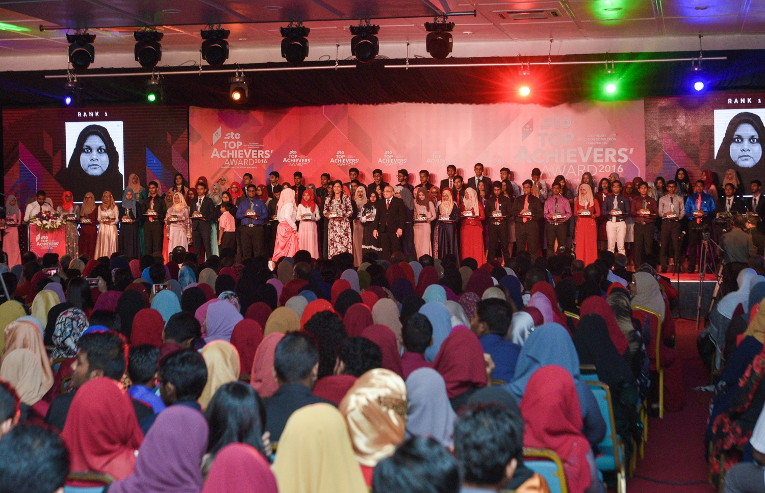 މާލެ: ޖުލައި 13، 2017- މިދިޔަ އަހަރުގެ އޯ ލެވެލް އިމްތިހާނުގެ ގަދަ 10 ގައި ހިމެނުނު ދަރިވަރުންނަށް އިނާމު ދިނުމަށް ބޭއްވި ހަފުލާގެ ތެރެއިން: މި އިމްތިހާނުގައި ދުނިޔޭގެ ފެންވަރުގައި އެކި މާއްދާތަކުން ގަދަ 10 ގައި ރާއްޖޭގެ 48 ދަރިވަރަކު ވެސް ހިމެނުނު. އަދި ރާއްޖޭގެ ގަދަ 10 ގައި 589 ދަރިވަރަކަށް ހިމެނިފައިވޭ.---މިހާރު ފޮޓޯތައް: ހުސެއިން ވަހީދު