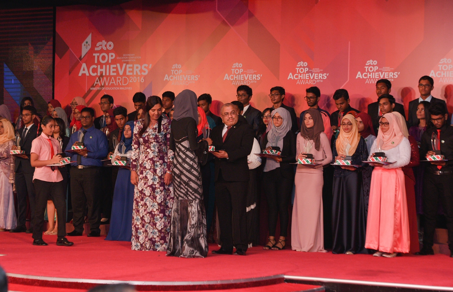 އޯލެވެލްގެ ގަދަ 10 އަށް އިނާމު ދިނުން