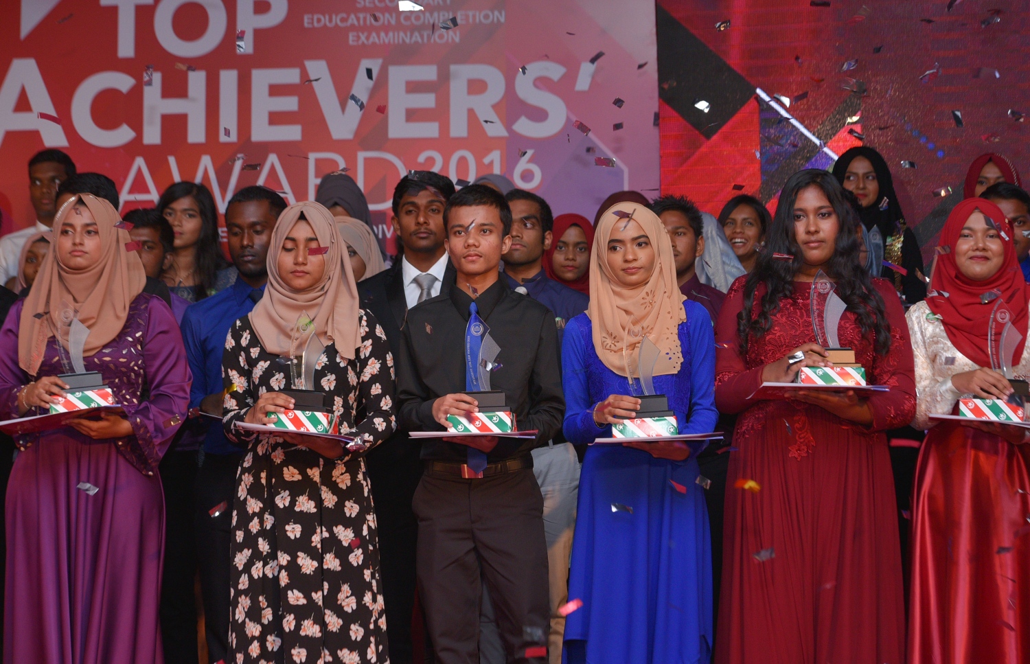 އޯލެވެލްގެ ގަދަ 10 ގައި ހިމެނުނު ބައެއް ދަރިވަރުން. - ފޮޓޯ: ހުސެއިން ވަހީދު/ މިހާރު