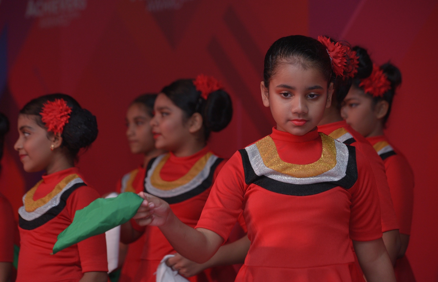 މާލެ: ޖުލައި 13، 2017- މިދިޔަ އަހަރުގެ އޯ ލެވެލް އިމްތިހާނުގެ ގަދަ 10 ގައި ހިމެނުނު ދަރިވަރުންނަށް އިނާމު ދިނުމަށް ބޭއްވި ހަފުލާގައި އިސްކަންދަރު ސްކޫލުގެ ކުދިންތަކެއް މުނިފޫހިފިލުވުމުގެ އައިޓަމެއް ހުށަހަޅަނީ: މި އިމްތިހާނުގައި ދުނިޔޭގެ ފެންވަރުގައި އެކި މާއްދާތަކުން ގަދަ 10 ގައި ރާއްޖޭގެ 48 ދަރިވަރަކު ވެސް ހިމެނުނު. އަދި ރާއްޖޭގެ ގަދަ 10 ގައި 589 ދަރިވަރަކަށް ހިމެނިފައިވޭ.---މިހާރު ފޮޓޯތައް: ހުސެއިން ވަހީދު