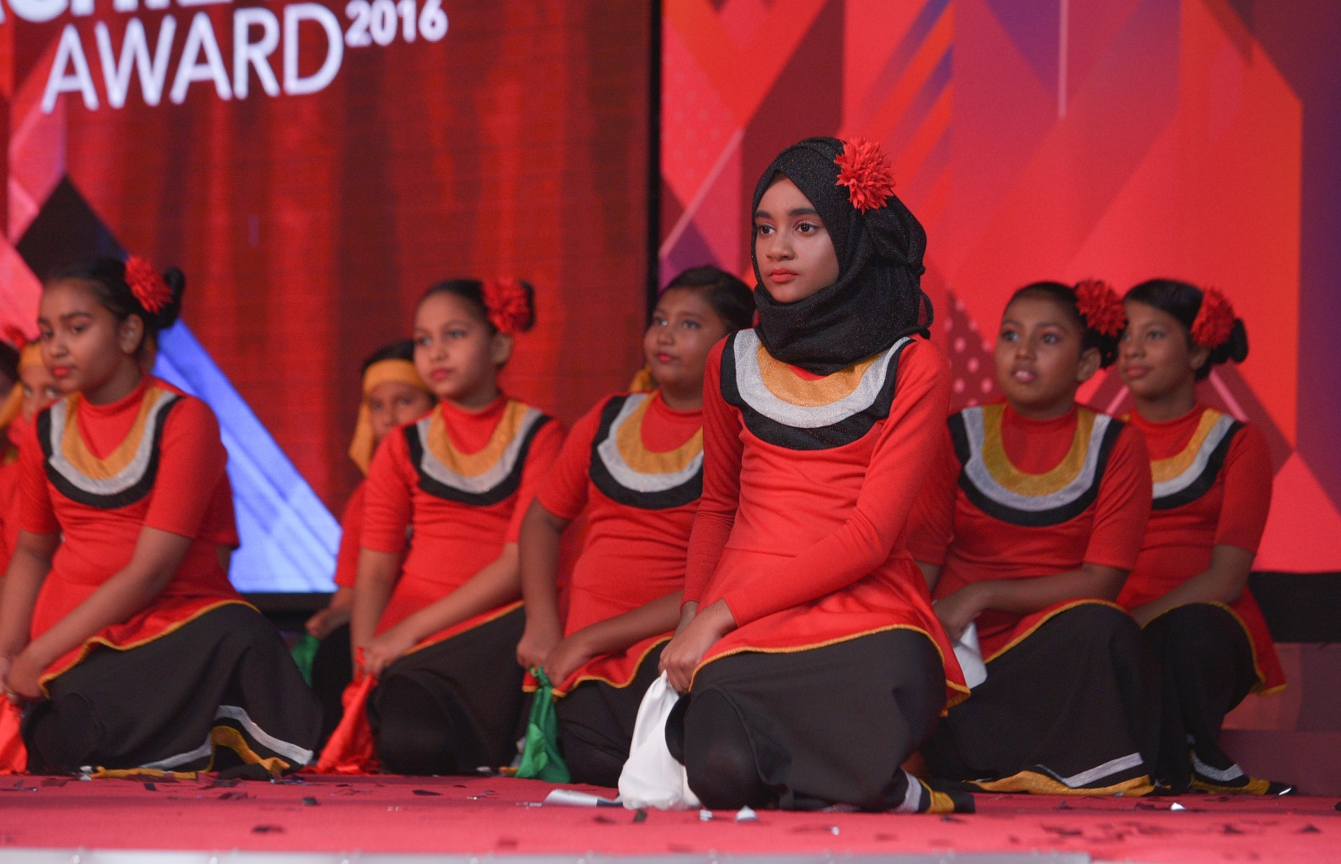 މާލެ: ޖުލައި 13، 2017- މިދިޔަ އަހަރުގެ އޯ ލެވެލް އިމްތިހާނުގެ ގަދަ 10 ގައި ހިމެނުނު ދަރިވަރުންނަށް އިނާމު ދިނުމަށް ބޭއްވި ހަފުލާގައި އިސްކަންދަރު ސްކޫލުގެ ކުދިންތަކެއް މުނިފޫހިފިލުވުމުގެ އައިޓަމެއް ހުށަހަޅަނީ: މި އިމްތިހާނުގައި ދުނިޔޭގެ ފެންވަރުގައި އެކި މާއްދާތަކުން ގަދަ 10 ގައި ރާއްޖޭގެ 48 ދަރިވަރަކު ވެސް ހިމެނުނު. އަދި ރާއްޖޭގެ ގަދަ 10 ގައި 589 ދަރިވަރަކަށް ހިމެނިފައިވޭ.---މިހާރު ފޮޓޯތައް: ހުސެއިން ވަހީދު