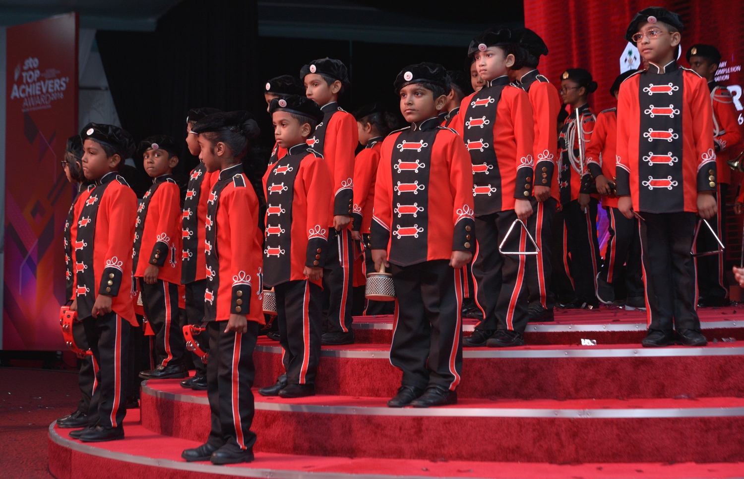 މާލެ: ޖުލައި 13، 2017- މިދިޔަ އަހަރުގެ އޯ ލެވެލް އިމްތިހާނުގެ ގަދަ 10 ގައި ހިމެނުނު ދަރިވަރުންނަށް އިނާމު ދިނުމަށް ބޭއްވި ހަފުލާގައި އިސްކަންދަރު ސްކޫލުގެ ކުދިންތަކެއް މުނިފޫހިފިލުވުމުގެ އައިޓަމެއް ހުށަހަޅަނީ: މި އިމްތިހާނުގައި ދުނިޔޭގެ ފެންވަރުގައި އެކި މާއްދާތަކުން ގަދަ 10 ގައި ރާއްޖޭގެ 48 ދަރިވަރަކު ވެސް ހިމެނުނު. އަދި ރާއްޖޭގެ ގަދަ 10 ގައި 589 ދަރިވަރަކަށް ހިމެނިފައިވޭ.---މިހާރު ފޮޓޯތައް: ހުސެއިން ވަހީދު