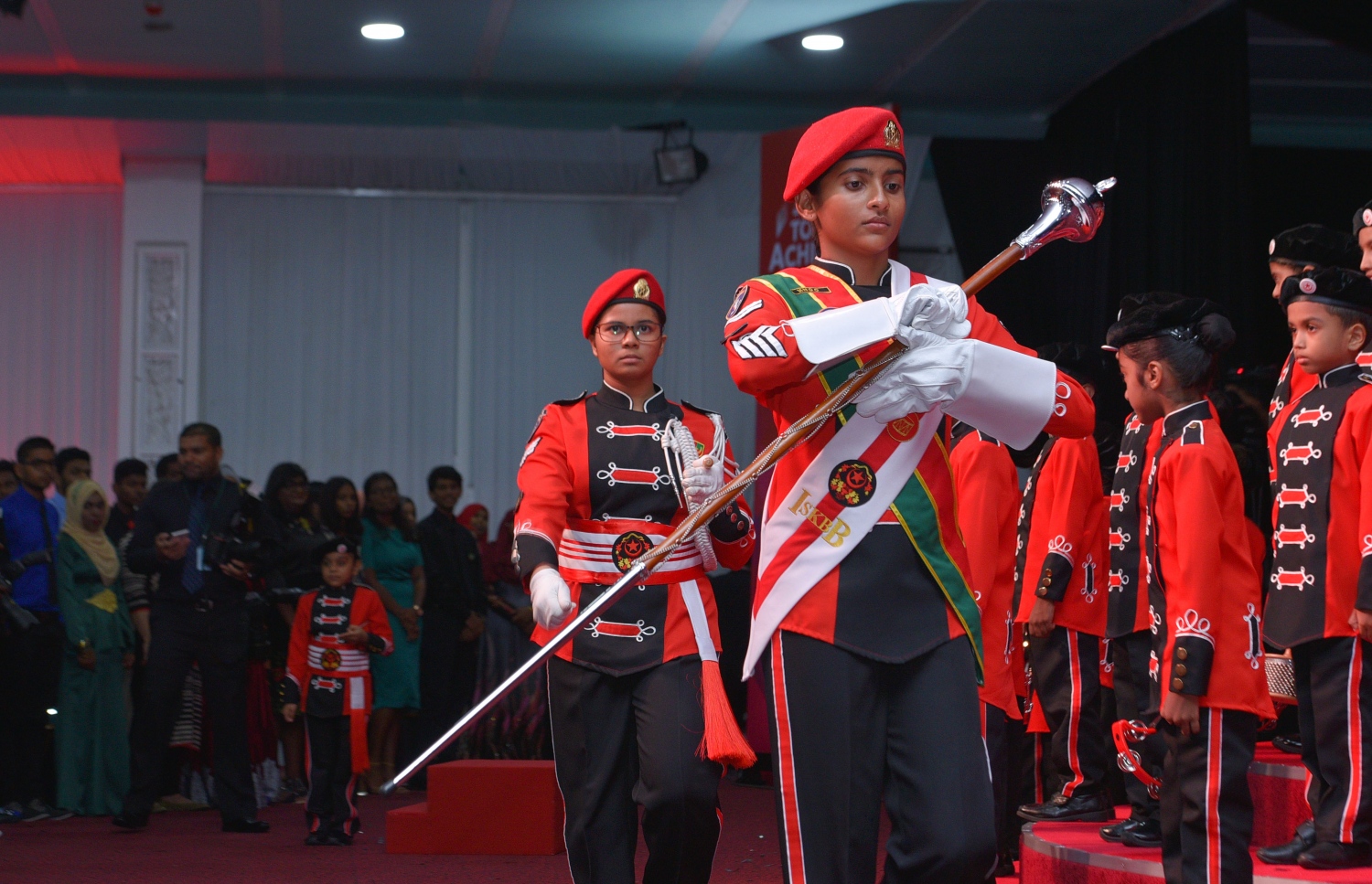 މާލެ: ޖުލައި 13، 2017- މިދިޔަ އަހަރުގެ އޯ ލެވެލް އިމްތިހާނުގެ ގަދަ 10 ގައި ހިމެނުނު ދަރިވަރުންނަށް އިނާމު ދިނުމަށް ބޭއްވި ހަފުލާގައި އިސްކަންދަރު ސްކޫލުގެ ކުދިންތަކެއް މުނިފޫހިފިލުވުމުގެ އައިޓަމެއް ހުށަހަޅަނީ: މި އިމްތިހާނުގައި ދުނިޔޭގެ ފެންވަރުގައި އެކި މާއްދާތަކުން ގަދަ 10 ގައި ރާއްޖޭގެ 48 ދަރިވަރަކު ވެސް ހިމެނުނު. އަދި ރާއްޖޭގެ ގަދަ 10 ގައި 589 ދަރިވަރަކަށް ހިމެނިފައިވޭ.---މިހާރު ފޮޓޯތައް: ހުސެއިން ވަހީދު