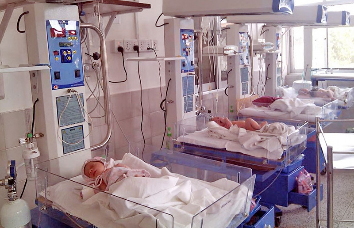 ބޭރު ގައުމެއްގައި ހުންނަ ނިއޯނޭޓަލް އިންޓެންސިވް ކެއާ ޔުނިޓެއްގައި ކުޑަކުދިންތަކެއް ބާއްވާފައި.