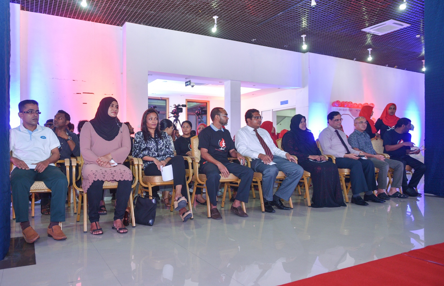 މާލެ: ޖުލައި 15، 2017- ލޭ ހަދިޔާ ކުރުމުގެ ބައިނަލްއަގުވާމީ ދުވަސް ފާހަގަކުރުމުގެ ގޮތުން އެލިއާ އިންވެސްޓްމަންޓާއި މޯލްޑިވްސް ބްލަޑް ސާވިސް ގުޅިގެން ކުރިއަށް ގެންދިޔަ ލޭ ހަދިޔާ ކުރުމުގެ ކޭމްޕް ފެށުމަށް ބޭއްވި ހަފުލާގެ ތެރެއިން.---މިހާރު ފޮޓޯ: ހުސެއިން ވަހީދު