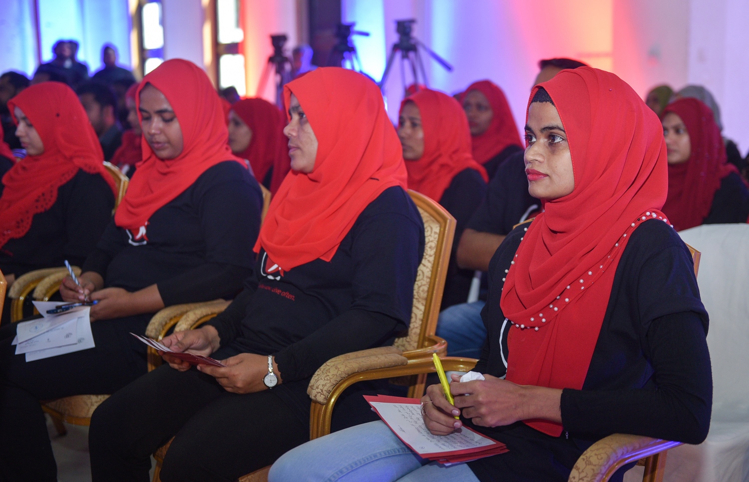 މާލެ: ޖުލައި 15، 2017- ލޭ ހަދިޔާ ކުރުމުގެ ބައިނަލްއަގުވާމީ ދުވަސް ފާހަގަކުރުމުގެ ގޮތުން އެލިއާ އިންވެސްޓްމަންޓާއި މޯލްޑިވްސް ބްލަޑް ސާވިސް ގުޅިގެން ކުރިއަށް ގެންދިޔަ ލޭ ހަދިޔާ ކުރުމުގެ ކޭމްޕް ފެށުމަށް ބޭއްވި ހަފުލާގެ ތެރެއިން.---މިހާރު ފޮޓޯ: ހުސެއިން ވަހީދު