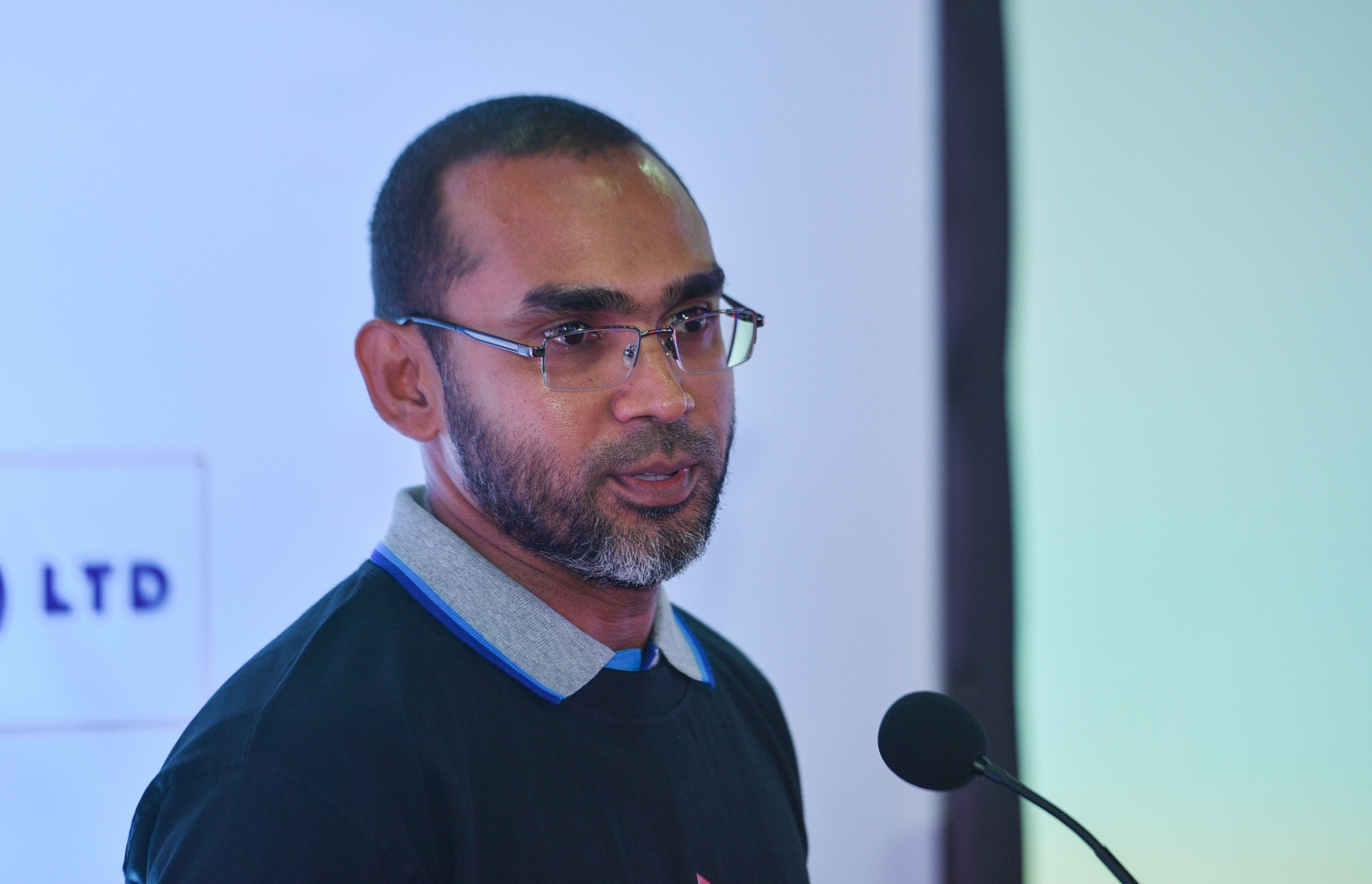 މާލެ: ޖުލައި 15، 2017- ލޭ ހަދިޔާ ކުރުމުގެ ބައިނަލްއަގުވާމީ ދުވަސް ފާހަގަކުރުމުގެ ގޮތުން އެލިއާ އިންވެސްޓްމަންޓާއި މޯލްޑިވްސް ބްލަޑް ސާވިސް ގުޅިގެން ކުރިއަށް ގެންދިޔަ ލޭ ހަދިޔާ ކުރުމުގެ ކޭމްޕް ފެށުމަށް ބޭއްވި ހަފުލާގައި އެ ކުންފުނީގެ ޖެނެރަލް މެނޭޖަރު އަހުމަދު ސައީދު ވާހަކަ ދައްކަވަނީ.---މިހާރު ފޮޓޯ: ހުސެއިން ވަހީދު