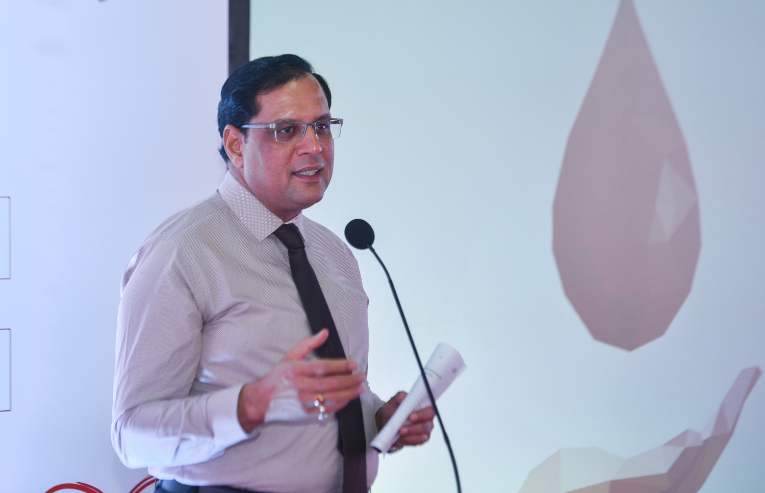 މާލެ: ޖުލައި 15، 2017- ލޭ ހަދިޔާ ކުރުމުގެ ބައިނަލްއަގުވާމީ ދުވަސް ފާހަގަކުރުމުގެ ގޮތުން އެލިއާ އިންވެސްޓްމަންޓާއި މޯލްޑިވްސް ބްލަޑް ސާވިސް ގުޅިގެން ކުރިއަށް ގެންދިޔަ ލޭ ހަދިޔާ ކުރުމުގެ ކޭމްޕް ފެށުމަށް ބޭއްވި ހަފުލާގެ ތެރެއިން.---މިހާރު ފޮޓޯ: ހުސެއިން ވަހީދު