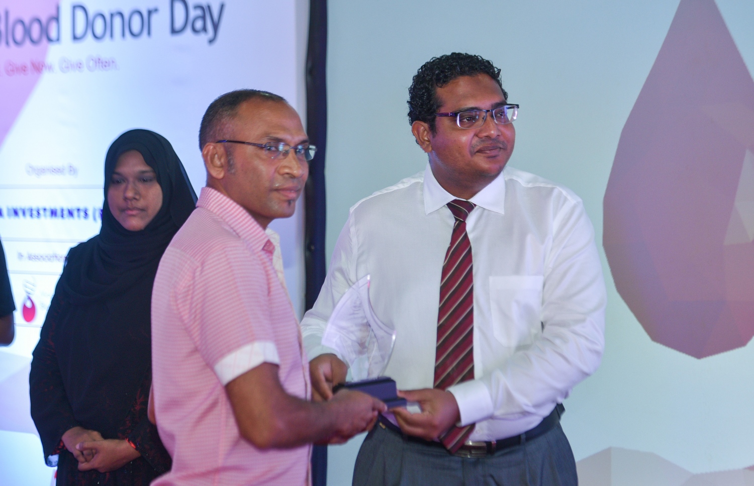 މާލެ: ޖުލައި 15، 2017- ލޭ ހަދިޔާ ކުރުމުގެ ބައިނަލްއަގުވާމީ ދުވަސް ފާހަގަކުރުމުގެ ގޮތުން އެލިއާ އިންވެސްޓްމަންޓާއި މޯލްޑިވްސް ބްލަޑް ސާވިސް ގުޅިގެން ކުރިއަށް ގެންދިޔަ ލޭ ހަދިޔާ ކުރުމުގެ ކޭމްޕް ފެށުމަށް ބޭއްވި ހަފުލާގައި، އާންމުކޮށް ލޭ ހަދިޔާކުރާ މީހަކަށް ހަނދާނީ ފިލައެއް، އެންސްޕާގެ ސީއީއޯ އައްޒާމް ދެއްވަނީ.---މިހާރު ފޮޓޯ: ހުސެއިން ވަހީދު