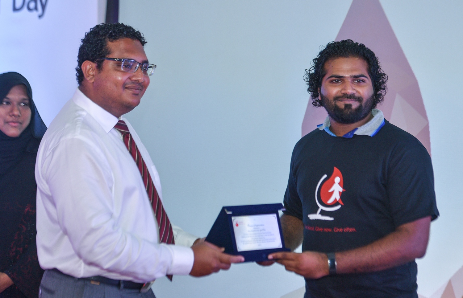 މާލެ: ޖުލައި 15، 2017- ލޭ ހަދިޔާ ކުރުމުގެ ބައިނަލްއަގުވާމީ ދުވަސް ފާހަގަކުރުމުގެ ގޮތުން އެލިއާ އިންވެސްޓްމަންޓާއި މޯލްޑިވްސް ބްލަޑް ސާވިސް ގުޅިގެން ކުރިއަށް ގެންދިޔަ ލޭ ހަދިޔާ ކުރުމުގެ ކޭމްޕް ފެށުމަށް ބޭއްވި ހަފުލާގެ ތެރެއިން.---މިހާރު ފޮޓޯ: ހުސެއިން ވަހީދު