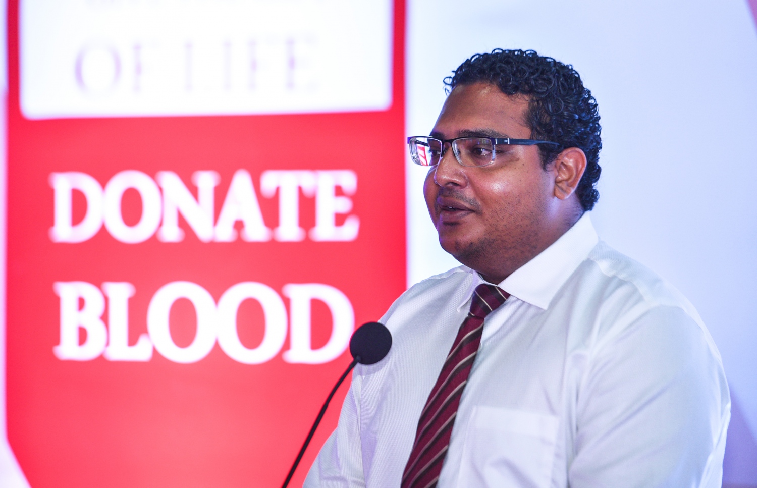 މާލެ: ޖުލައި 15، 2017- ލޭ ހަދިޔާ ކުރުމުގެ ބައިނަލްއަގުވާމީ ދުވަސް ފާހަގަކުރުމުގެ ގޮތުން އެލިއާ އިންވެސްޓްމަންޓާއި މޯލްޑިވްސް ބްލަޑް ސާވިސް ގުޅިގެން ބޭއްވި ލޭ ހަދިޔާ ކުރުމުގެ ކޭމްޕް ފައްޓަވައި ދެއްވުމުގެ ގޮތުން އެންސްޕާގެ ސީއީއޯ އައްޒާމް ވަޖީހް ވާހަކަ ދައްކަވަނީ.---މިހާރު ފޮޓޯ: ހުސެއިން ވަހީދު