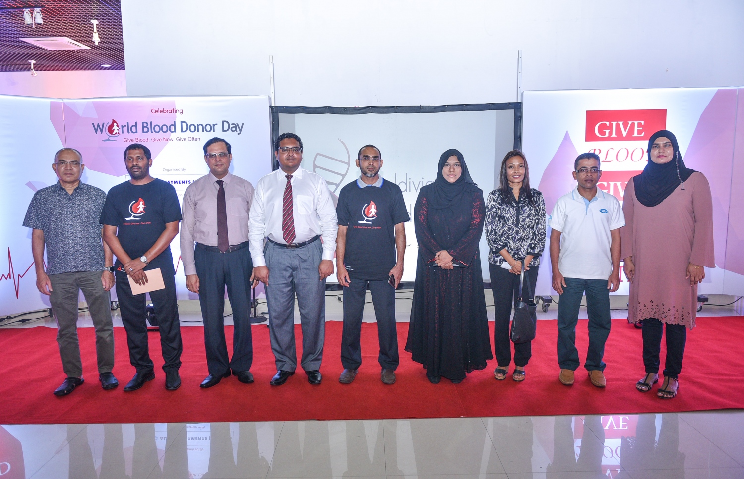 މާލެ: ޖުލައި 15، 2017- ލޭ ހަދިޔާ ކުރުމުގެ ބައިނަލްއަގުވާމީ ދުވަސް ފާހަގަކުރުމުގެ ގޮތުން އެލިއާ އިންވެސްޓްމަންޓާއި މޯލްޑިވްސް ބްލަޑް ސާވިސް ގުޅިގެން ކުރިއަށް ގެންދިޔަ ލޭ ހަދިޔާ ކުރުމުގެ ކޭމްޕް ފެށުމަށް ބޭއްވި ހަފުލާގެ ތެރެއިން.---މިހާރު ފޮޓޯ: ހުސެއިން ވަހީދު