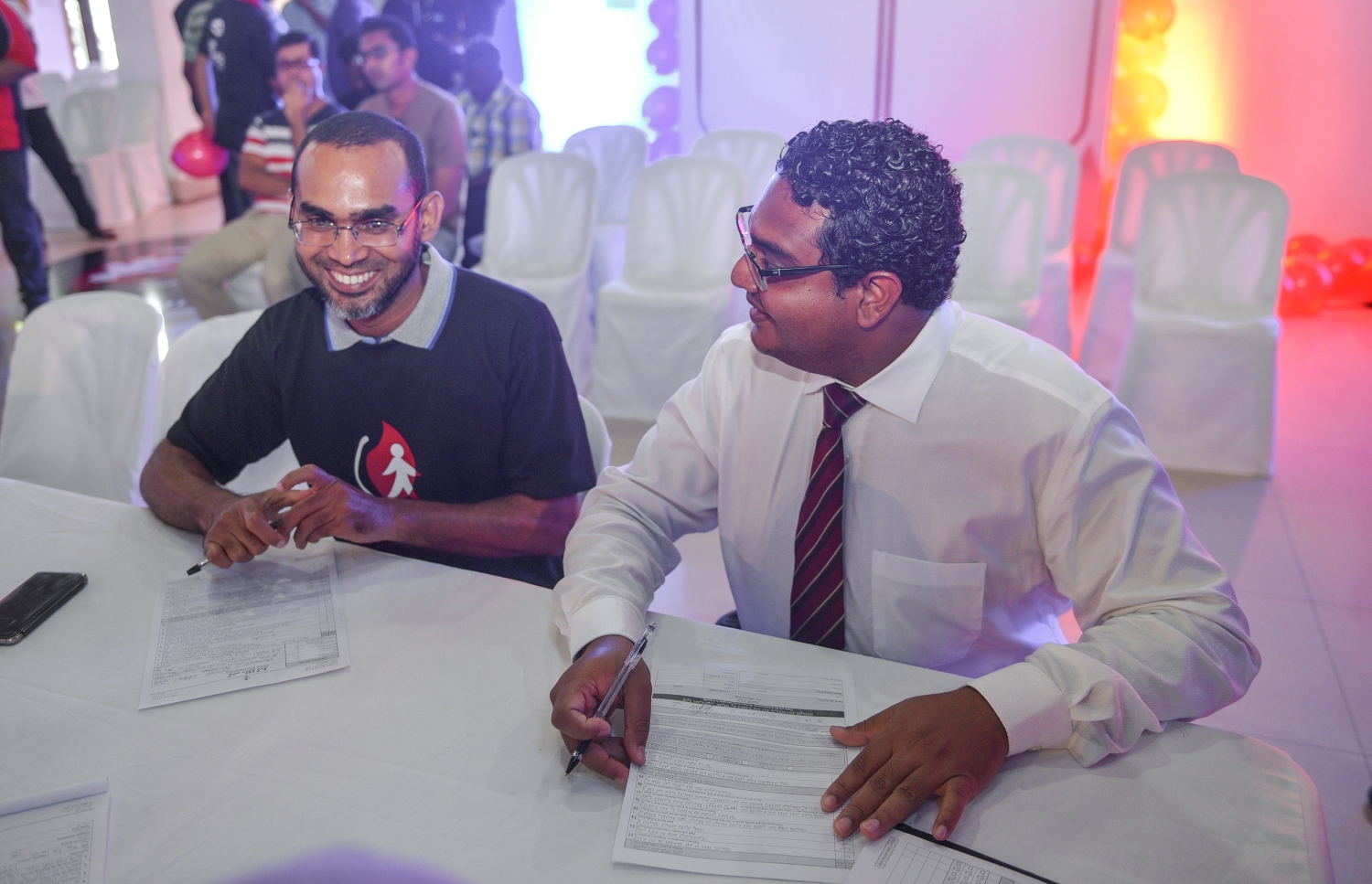 މާލެ: ޖުލައި 15، 2017- ލޭ ހަދިޔާ ކުރުމުގެ ބައިނަލްއަގުވާމީ ދުވަސް ފާހަގަކުރުމުގެ ގޮތުން އެލިއާ އިންވެސްޓްމަންޓާއި މޯލްޑިވްސް ބްލަޑް ސާވިސް ގުޅިގެން ކުރިއަށް ގެންދިޔަ ލޭ ހަދިޔާ ކުރުމުގެ ކޭމްޕް ފެށުމުގެ ގޮތުން، އެންސްޕާގެ ސީއީއޯ އައްޒާމު ވަޖީހު (ކ) އަދި އެލިއާ އިންވެސްޓްމަންޓުގެ ޖެނެރަލް މެނޭޖަރު އަހުމަދު ސައީދު ލޭ ހަދިޔާ ކުރެއްވުމަށްޓަކައި ފޯމު ފުރުއްވަނީ.---މިހާރު ފޮޓޯ: ހުސެއިން ވަހީދު