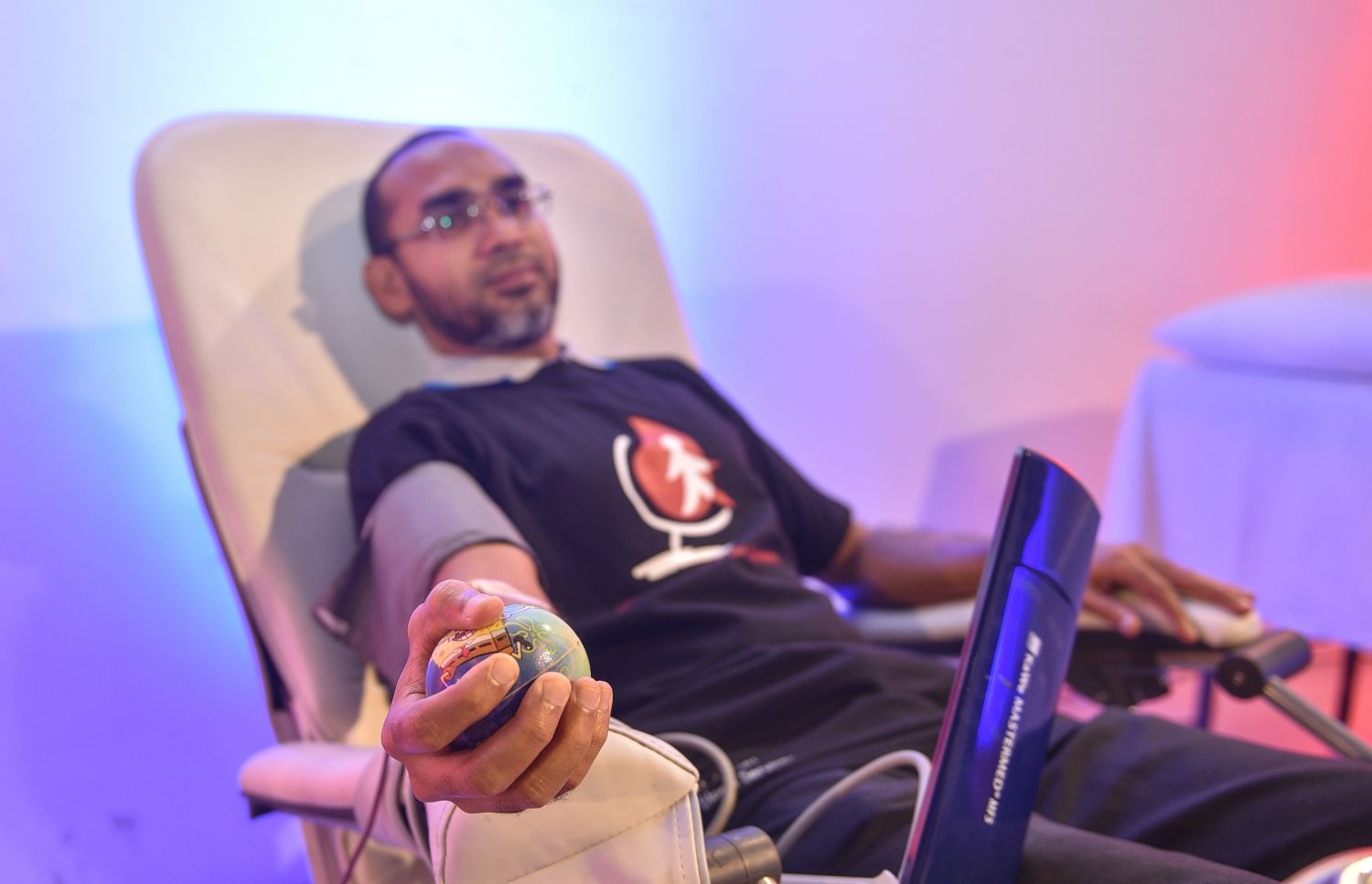 މާލެ: ޖުލައި 15، 2017- ލޭ ހަދިޔާ ކުރުމުގެ ބައިނަލްއަގުވާމީ ދުވަސް ފާހަގަކުރުމުގެ ގޮތުން އެލިއާ އިންވެސްޓްމަންޓާއި މޯލްޑިވްސް ބްލަޑް ސާވިސް ގުޅިގެން ކުރިއަށް ގެންދިޔަ ލޭ ހަދިޔާ ކުރުމުގެ ކޭމްޕް ފެށުމުގެ ގޮތުން އެ ކުންފުނީގެ ޖެނެރަލް މެނޭޖަރު އަހުމަދު ސައީދު ލޭ ހަދިޔާ ކުރައްވަނީ.---މިހާރު ފޮޓޯ: ހުސެއިން ވަހީދު