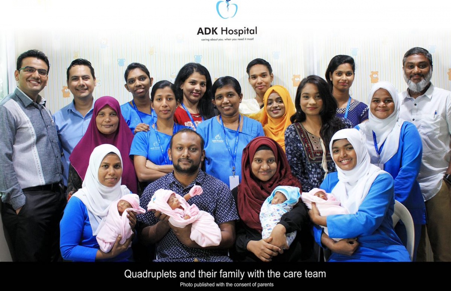 އެއްމާބަނޑު ހަތަރު ކުދިންނާއި އެ ކުދިންގެ އާއިލާ އަދި އޭޑީކޭގެ ޑޮކްޓަރުންނާއި ނަރުހުން --ފޮޓޯ/އޭޑީކޭ