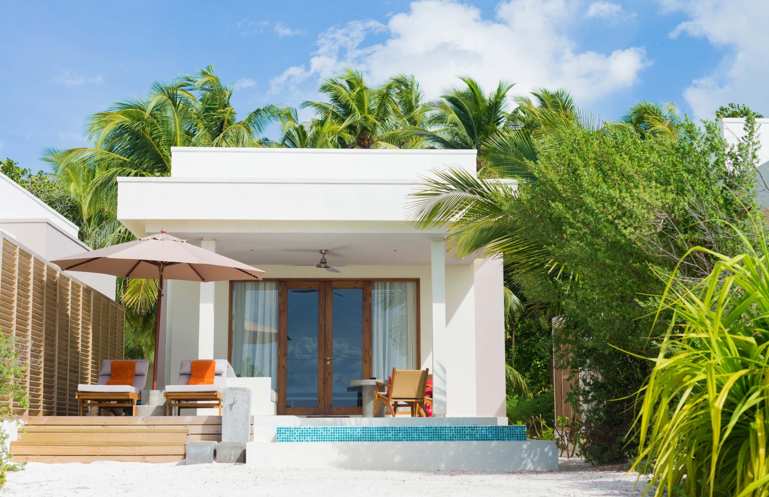 ރާއްޖޭގެ ރިސޯޓެއްގެ ކޮޓަރިއެއް. ރާއްޖެއަކީ ލަގްޒަރީ ގިނަ ރިސޯޓުތަކެއް ހިންގަމުން އަންނަ ގައުމެއް--