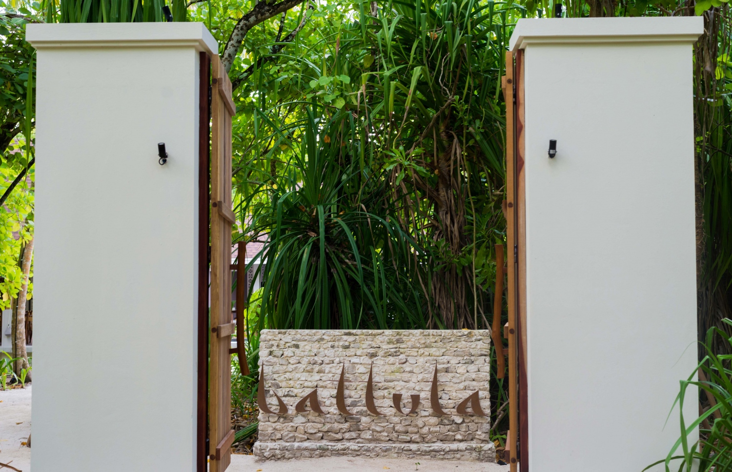 އިބުނު ބަތޫތާއަށް ނިސްބަތްކޮށް ދިގަލީގައި ހަދާފައިވާ ރެސްޓޯރަންޓް: މި ރެސްޓޯރަންޓުން މެދުއިރުމަތިން ފެށިގެން އޭޝިއާ ސަރަހައްދުގެ ރަހަތައް އެކުލެވޭ ކެއުން ލިބެން ހުރޭ. ފޮޓޯ: ދިގަލި