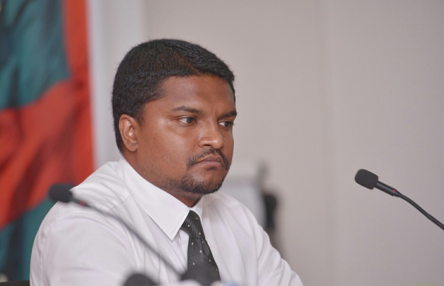 ގާނޫނީ ވަކީލު އަދި އެމްޑީޕީގެ ސެކްރެޓަރީ ޖެނެރަލް އަނަސް މިރޭގެ ނިއުސް ބްރީފިންގައި.---މިހާރު ފޮޓޯ: ހުސެއިން ވަހީދު