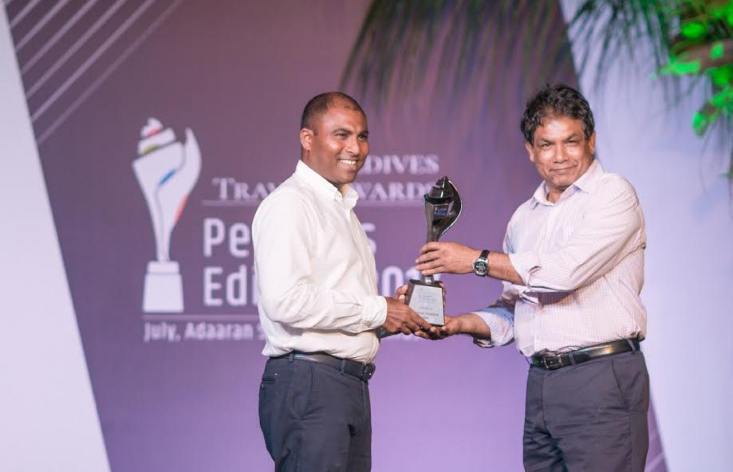 މަޓާޓޯއިން ދޭ މޯލްޑިވްސް ޓްރެވަލް އެވޯޑުގެ ޕީޕަލްސް އެޑިޝަންގެ އެވޯޑު ލިބުނު ޕެރަޑައިސް އައިލެންޑް ރިސޯޓުގެ ޖެނެރަލް މެނޭޖަރު ގައިސަރު ނަސީމަށް އެވޯޑް ހަވާލުކުރައްވަނީ. ފޮޓޯ: މަޓާޓޯ