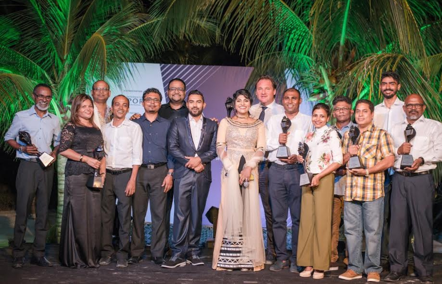 މަޓާޓޯއިން ދޭ މޯލްޑިވްސް ޓްރެވަލް އެވޯޑުގެ ޕީޕަލްސް އެޑިޝަންގެ އެވޯޑު ލިބުނު ފަރާތްތަކާއި މަޓާޓޯގެ އިސްފަރާތްތައް ފޮޓޯއަަށް ހުއްޓިގެން. ފޮޓޯ: މަޓާޓޯ