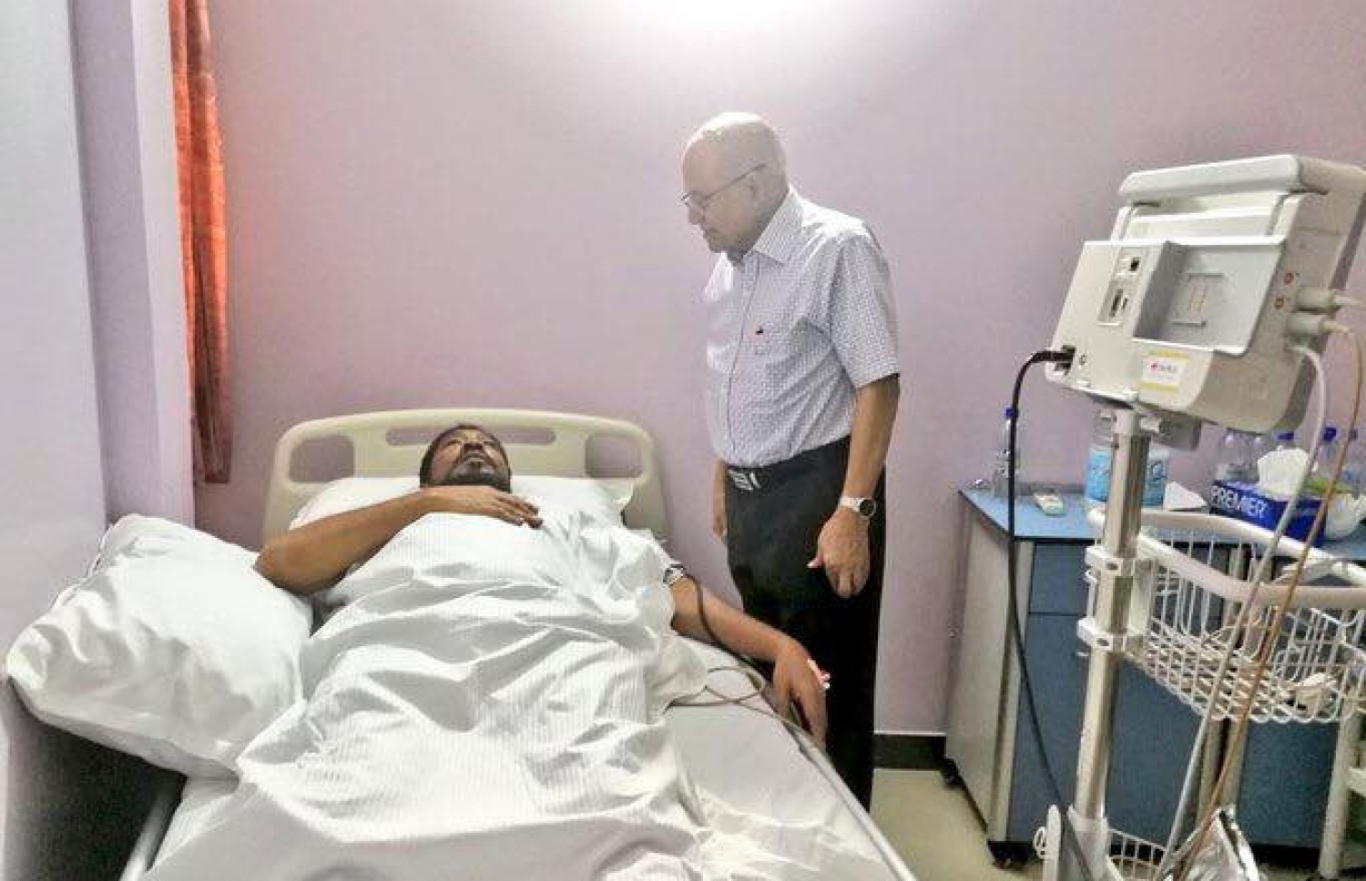 މެޑިކާ ހޮސްޕިޓަލްގައި އެޑްމިޓްކޮށްފައިވަނިކޮށް ގާސިމްގެ ހާލު، ކުރީގެ ރައީސް މައުމޫން ބައްލަވާލައްވަނީ.---ޓްވިޓާ ފޮޓޯ