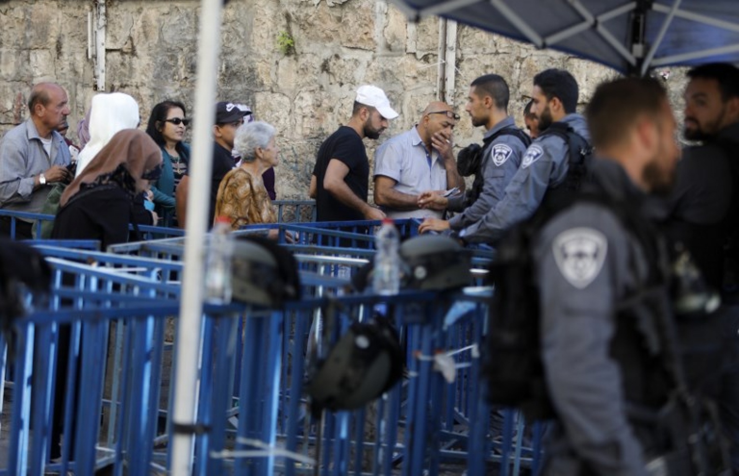 ފަލަސްތީނުގެ ބައެއް މީހުންގެ ލިޔުންތައް އިޒްރޭލް ސިފައިން ޗެކް ކުރަނީ. --ފޮޓޯ:އޭއެފްޕީ