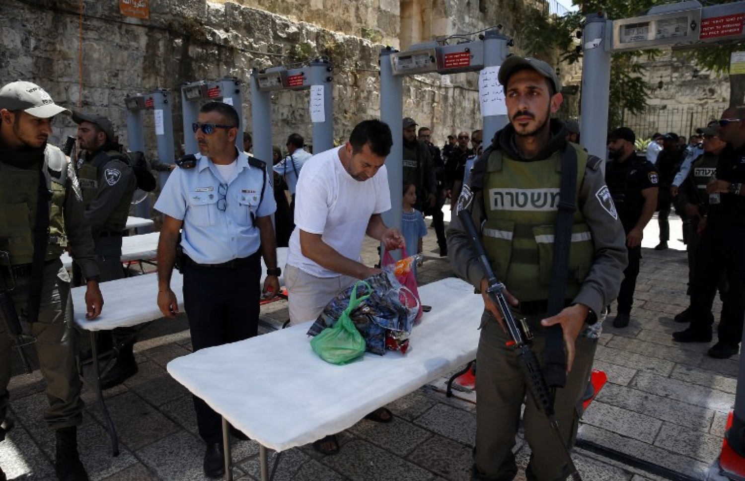 އިޒްރޭލުން ހަރުކުރި މެޓަލް ޑިޓެކްޓަރުން ޗެކް ކުރުމުގެ ކުރިން ބައެއް މީހުން ދަބަސްތައް ޗެކް ކުރަނީ. --ފޮޓޯ:އޭއެފްޕީ