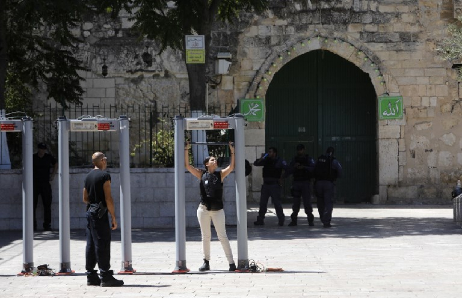 ގުދުސްގެ ލަޔަންސް ގޭޓް ނުވަަތަ ބާބުލް އަސްބާތުގައި އިޒްރޭލް ސިފައިން މެޓަލް ޑިޓެކްޓަރު ހަރު ކުރަނީ. --ފޮޓޯ:އޭއެފްޕީ