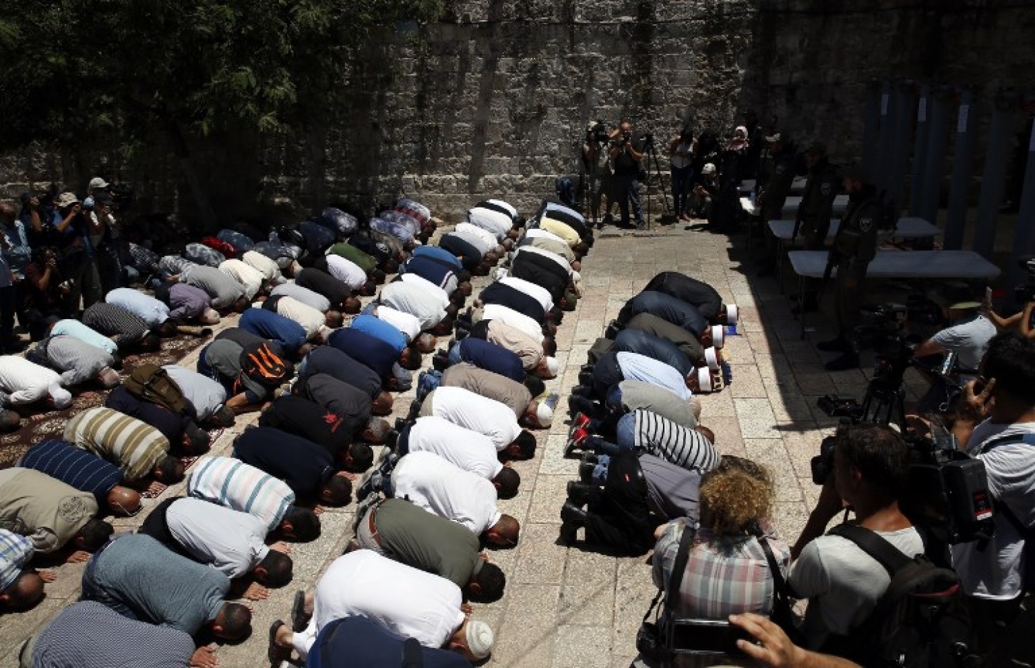 އިޒްރޭލުން އެޅި ފިޔަވަޅުތަކާ ގުޅިގެން އަގްސާ މިސްކިތަށް ވަނުމަށް ދެކޮޅު ހެދި މީހުން ލަޔަންސް ގޭޓުގެ ބޭރުގައި ނަމާދު ކުރަނީ. --ފޮޓޯ:އޭއެފްޕީ