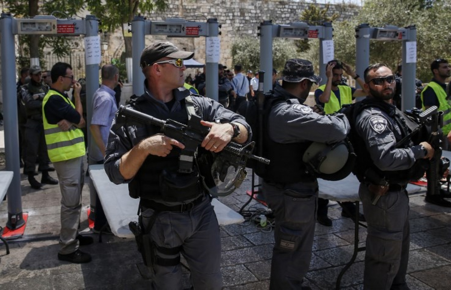 ގުދުސްގެ ލަޔަންސް ގޭޓް ނުވަަތަ ބާބުލް އަސްބާތުގައި އިޒްރޭލް ސިފައިން މެޓަލް ޑިޓެކްޓަރު ހަރު ކުރަނީ. --ފޮޓޯ:އޭއެފްޕީ