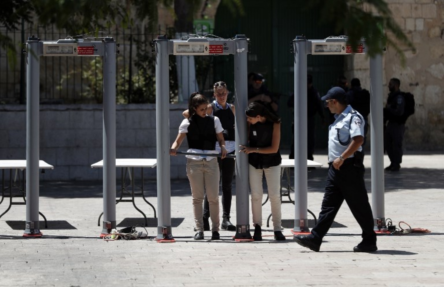 އަގްސާ މިސްކިތުގެ ބާބުލް އަސްބާތުގައި އިޒްރޭލް ސިފައިން މެޓަލް ޑިޓެކްޓަރު ހަރު ކުރަނީ. --ފޮޓޯ:އޭއެފްޕީ