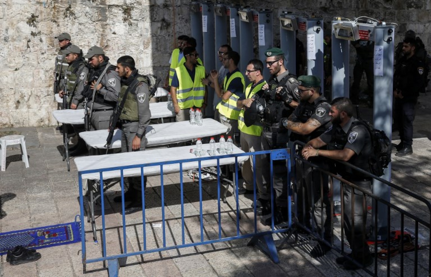 އަގްސާ މިސްކިތުގައި އިޒްރޭލް ސިފައިން މެޓަލް ޑިޓެކްޓަރު ހަރުކޮށް ގޭޓްތައް ގާޑު ކުރަނީ --ފޮޓޯ:އޭއެފްޕީ