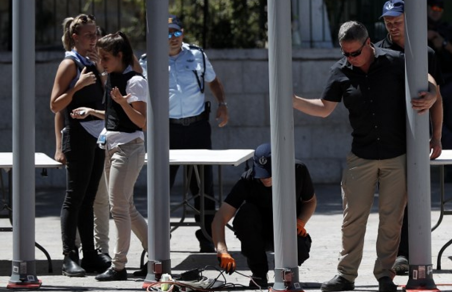 ގުދުސްގެ ލަޔަންސް ގޭޓް ނުވަަތަ ބާބުލް އަސްބާތުގައި އިޒްރޭލް ސިފައިން މެޓަލް ޑިޓެކްޓަރު ހަރު ކުރަނީ. --ފޮޓޯ:އޭއެފްޕީ