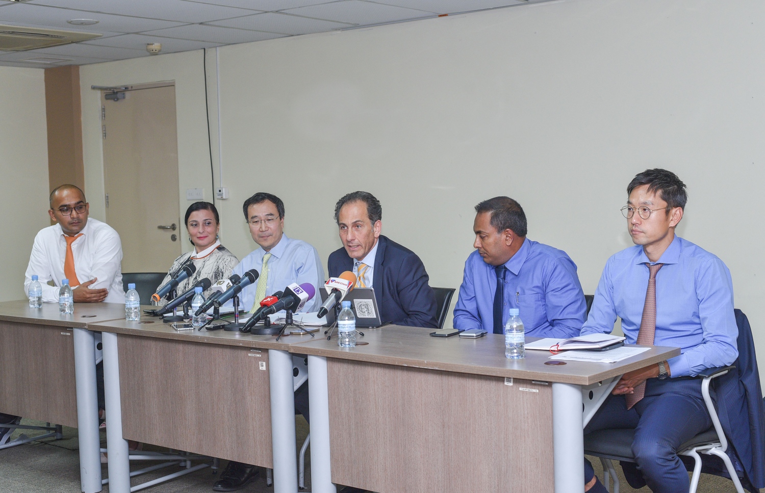 އައިއެމްއެފްގެ ވަފުދުގެ މަސައްކަތް ނިމުމާ ގުޅިގެން އެ ޖަމާއަތަށް ފާހަގަކުރެވުނު ކަންތައްތަކާ ބެހޭ ގޮތުން ޑެޕިއުޓީ ޑިވިޝަން ޗީފް ފިލިޕް ކަރަމް ނޫސްވެރިންނާ މިއަދު ވާހަކަދައްކަވަނީ. ފޮޓޯ: ހުސެއިން ވަހީދު /މިހާރު