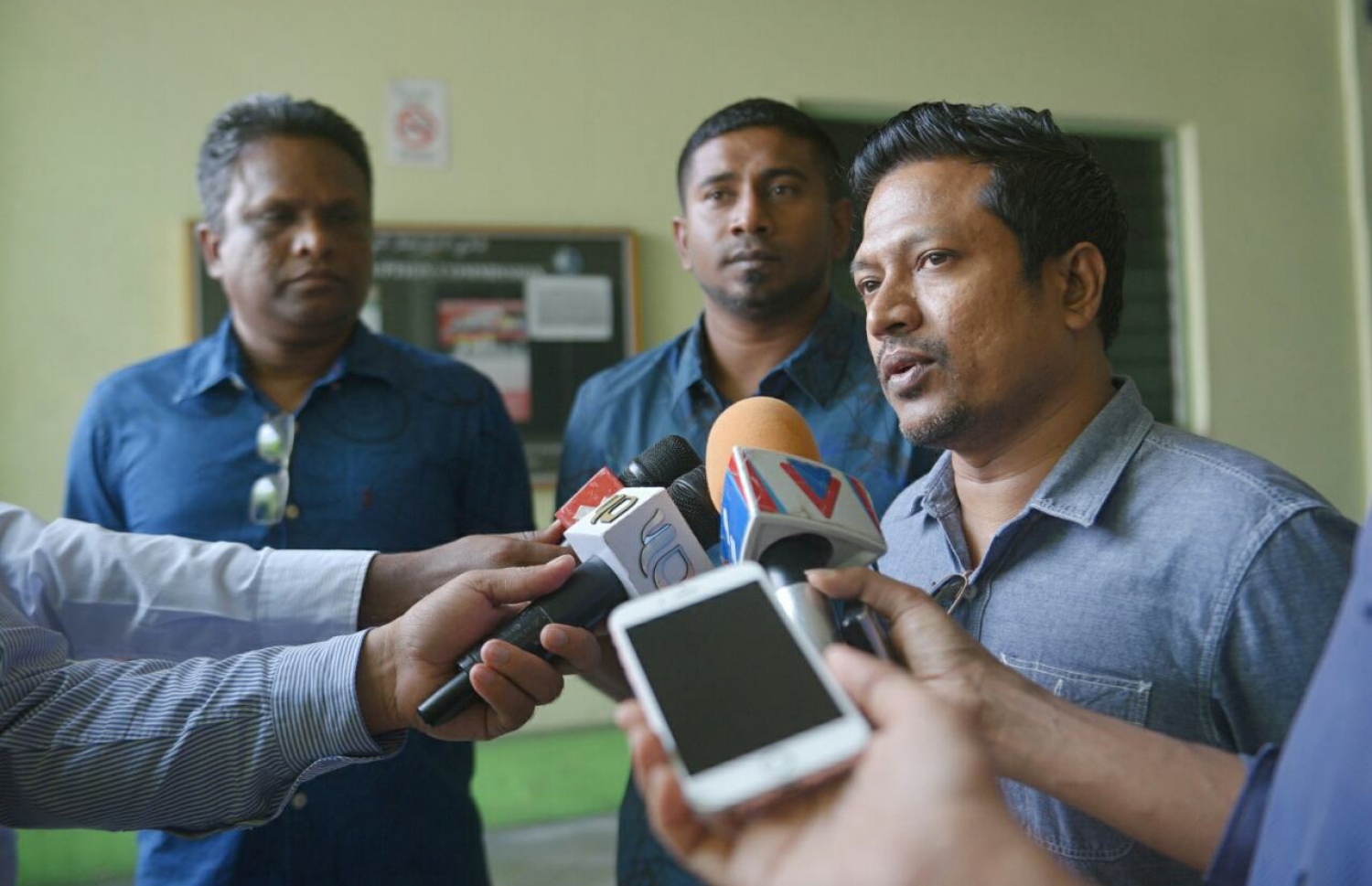 މިއަދު އިންތި ނޫސްވެރިންނާ ވާހަކަ ދައްކަވާއިރު، މަހުލޫފާއި އާޒިމް ފަހަތުގައި-- ފޮޓޯ: ހުސެން ވަހީދު/ މިހާރު