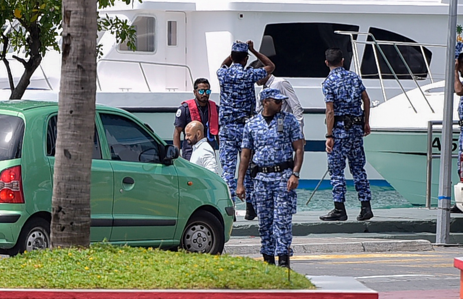 ޖުލައި 18، 2017- ކުރީގެ ރައީސް މައުމޫންގެ ދަރިކަލުން އަދި ދިއްގަރު ދާއިރާގެ މެމްބަރު ފާރިސް މައުމޫން ހައްޔަރުކޮށްގެން ދޫނިދު އަށް ގެންދިއުމަށްޓަކައި ލޯންޗަށް އަރުވަނީ.---މިހާރު ފޮޓޯ: ނިޝާން އަލީ