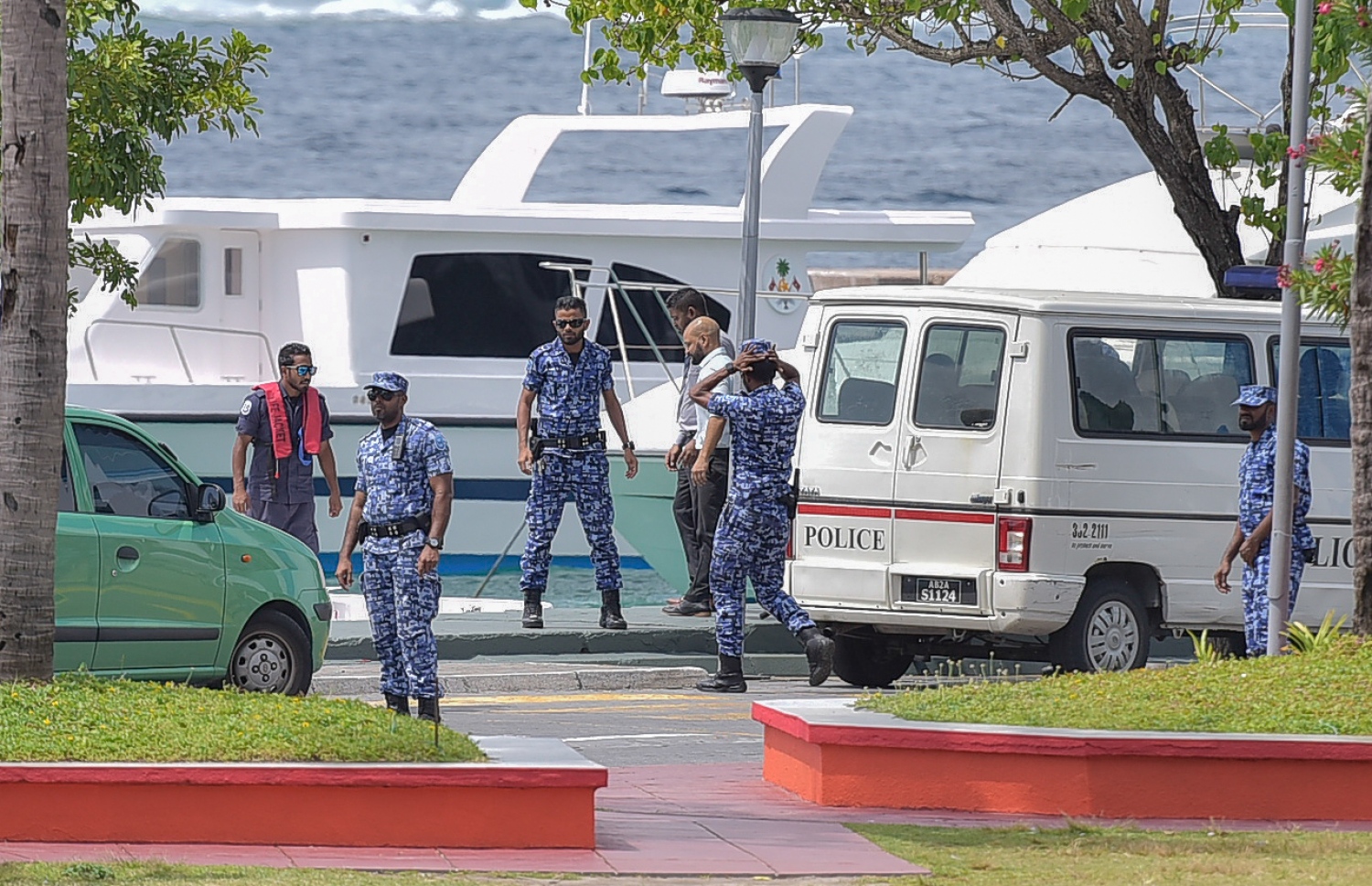 ޖުލައި 18، 2017- ކުރީގެ ރައީސް މައުމޫންގެ ދަރިކަލުން އަދި ދިއްގަރު ދާއިރާގެ މެމްބަރު ފާރިސް މައުމޫން ހައްޔަރުކޮށްގެން ދޫނިދު އަށް ގެންދިއުމަށްޓަކައި ލޯންޗަށް އަރުވަނީ.---މިހާރު ފޮޓޯ: ނިޝާން އަލީ