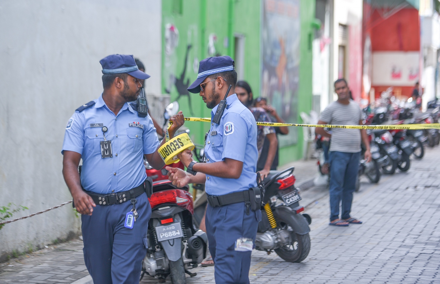 ޖުލައި 18، 2017- ކުރީގެ ރައީސް މައުމޫންގެ ދަރިކަލުން އަދި ދިއްގަރު ދާއިރާގެ މެމްބަރު ފާރިސް މައުމޫން މ. ސްނޯ ރޯޒްގައި ދިރިއުޅުއްވާ އެޕާޓްމަންޓް ފުލުހުން ކޯޓު އަމުރެއްގެ ދަށުން ބަލައި ފާސްކުރާއިރު، އެ ސަރަހައްދުގެ މަގުތައް ބަންދުކުރުމަށް ފުލުހުން ހަރަކާތްތެރިވަނީ: ފުލުހުން ފަހުން ވަނީ ކޯޓު އަމުރެއްގެ ދަށުން ފާރިސް ހައްޔަރުކޮށްފައި.---މިހާރު ފޮޓޯ: ހުސެއިން ވަހީދު