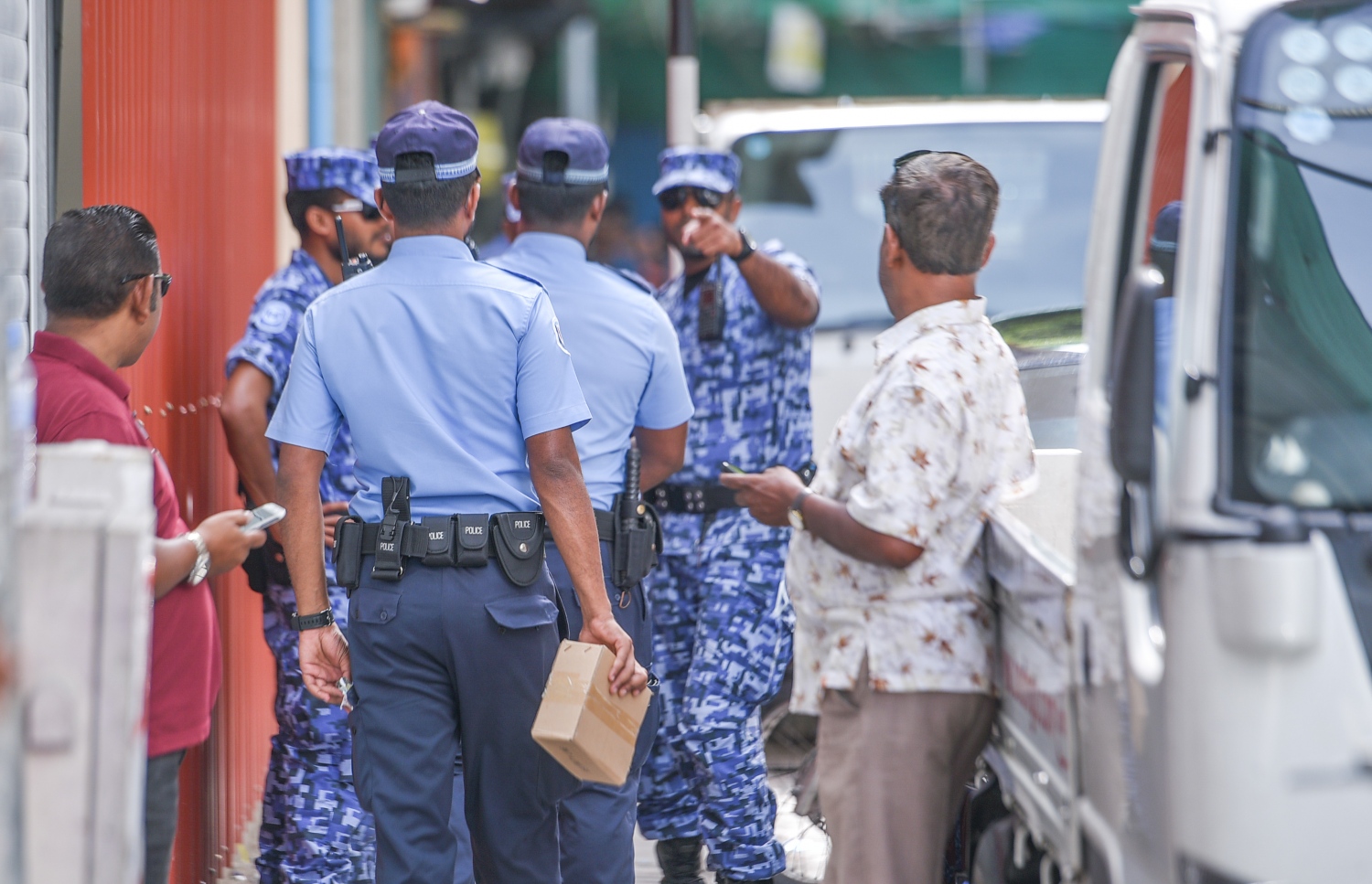 ޖުލައި 18، 2017- ކުރީގެ ރައީސް މައުމޫންގެ ދަރިކަލުން އަދި ދިއްގަރު ދާއިރާގެ މެމްބަރު ފާރިސް މައުމޫން މ. ސްނޯ ރޯޒްގައި ދިރިއުޅުއްވާ އެޕާޓްމަންޓް ފުލުހުން ކޯޓު އަމުރެއްގެ ދަށުން ބަލައި ފާސްކުރާއިރު، އެ ސަރަހައްދުން މީހުން ފޮނުވާލުމަށް ފުލުހުން ހަރަކާތްތެރިވަނީ: ފުލުހުން ފަހުން ވަނީ ކޯޓު އަމުރެއްގެ ދަށުން ފާރިސް ހައްޔަރުކޮށްފައި.---މިހާރު ފޮޓޯ: ހުސެއިން ވަހީދު