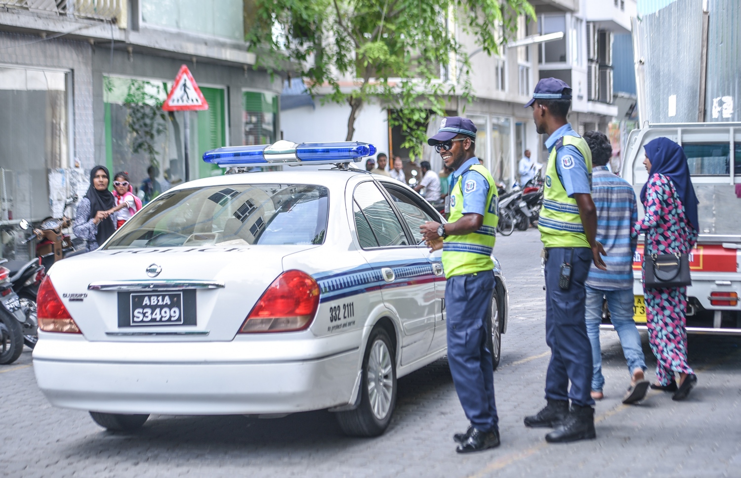 ޖުލައި 18، 2017- ކުރީގެ ރައީސް މައުމޫންގެ ދަރިކަލުން އަދި ދިއްގަރު ދާއިރާގެ މެމްބަރު ފާރިސް މައުމޫން މ. ސްނޯ ރޯޒްގައި ދިރިއުޅުއްވާ އެޕާޓްމަންޓް ފުލުހުން ކޯޓު އަމުރެއްގެ ދަށުން ބަލައި ފާސްކުރާއިރު، އެ ސަރަހައްދުގެ  ޓްރެފިކް ބެލެހެއްޓުމުގައި ފުލުހުން ހަރަކާތްތެރިވަނީ: ފުލުހުން ފަހުން ވަނީ ކޯޓު އަމުރެއްގެ ދަށުން ފާރިސް ހައްޔަރުކޮށްފައި.---މިހާރު ފޮޓޯ: ހުސެއިން ވަހީދު