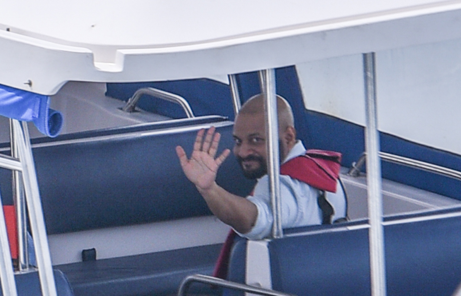 ޖުލައި 18، 2017- ކުރީގެ ރައީސް މައުމޫންގެ ދަރިކަލުން އަދި ދިއްގަރު ދާއިރާގެ މެމްބަރު ފާރިސް މައުމޫން ހައްޔަރުކޮށްގެން، ފުލުހުންގެ ލޯންޗެއްގައި ދޫނިދު އަށް ގެންދާއިރު، އޭނާގެ ސަޕޯޓަރުންނާ އަތުން އިޝާރާތްކޮށް ސަލާމް ކުރައްވަނީ.---މިހާރު ފޮޓޯ: ހުސެއިން ވަހީދު