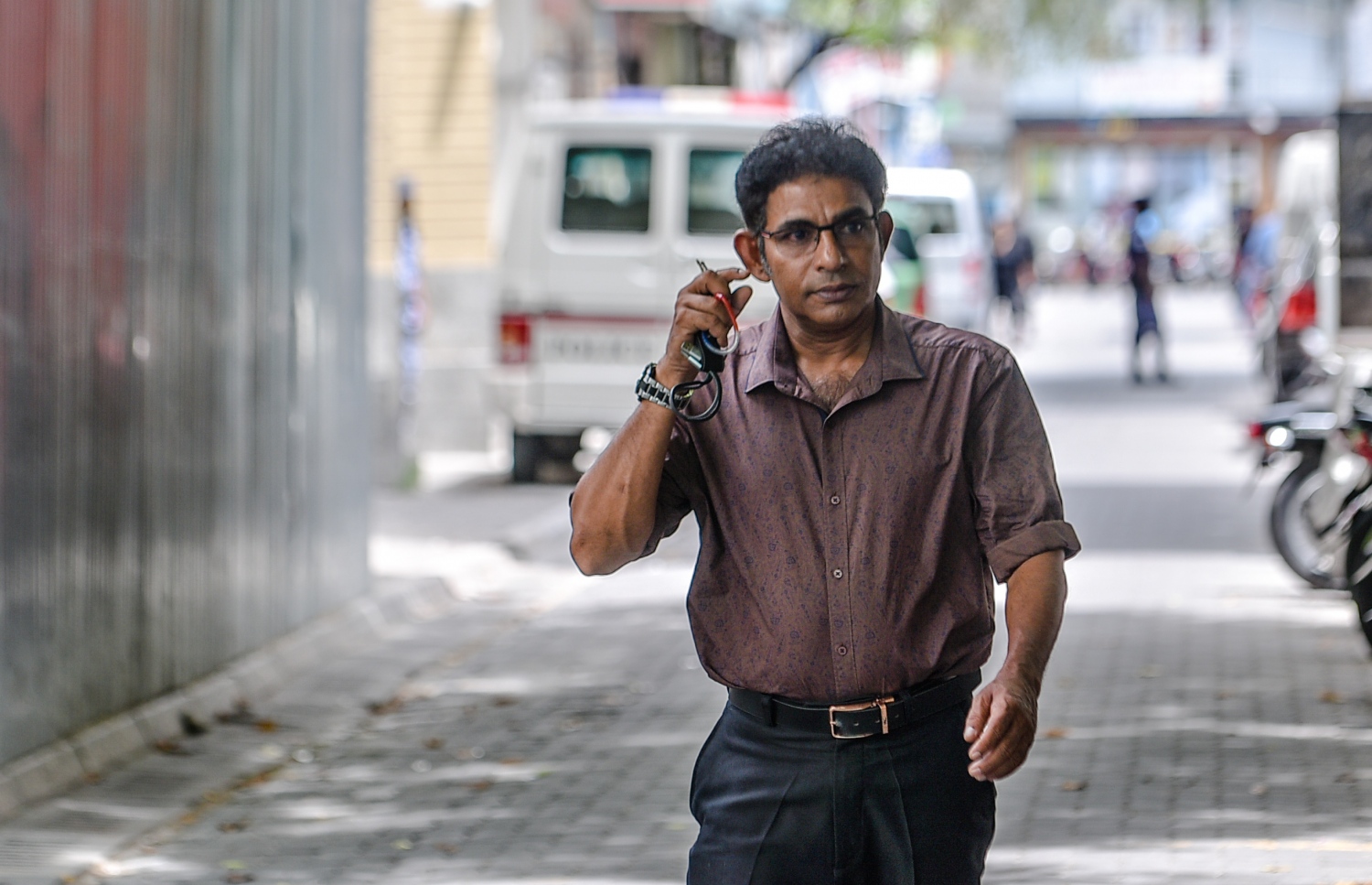 ޖުލައި 18، 2017- ކުރީގެ ރައީސް މައުމޫންގެ ދަރިކަލުން އަދި ދިއްގަރު ދާއިރާގެ މެމްބަރު ފާރިސް މައުމޫން މ. ސްނޯ ރޯޒްގައި ދިރިއުޅުއްވާ އެޕާޓްމަންޓް ފުލުހުން ކޯޓު އަމުރެއްގެ ދަށުން ބަލައި ފާސްކުރާއިރު، ތުލުސްދޫ ދާއިރާގެ މެމްބަރު އަދި އިދިކޮޅު ހަރަކާތުގައި އިސްކޮށް ހަރަކާތްތެރިވާ އެއް މެމްބަރު މުހައްމަދު ވަހީދު އިބްރާހީމް (ލޯޔަރު ވައްޑެ) އެ ގޭގެ ބޭރުގައި: ފުލުހުން ފަހުން ވަނީ ކޯޓު އަމުރެއްގެ ދަށުން ފާރިސް ހައްޔަރުކޮށްފައި.---މިހާރު ފޮޓޯ: ހުސެއިން ވަހީދު