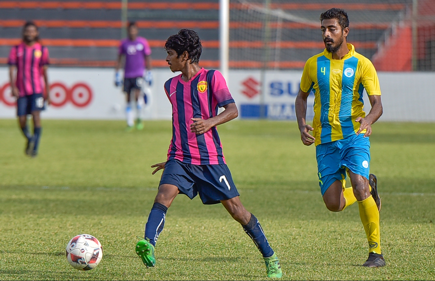 ޔުނައިޓެޑް ވިކްޓަރީގެ ވާޑު (ވ) ކައިރިން ވެލެންސިއާގެ ޖެރާޑް ބޯޅަ ހޯދަން މަސައްކަތް ކުރަނީ.-- ފޮޓޯ: ނިޝާން އަލީ/ މިހާރު