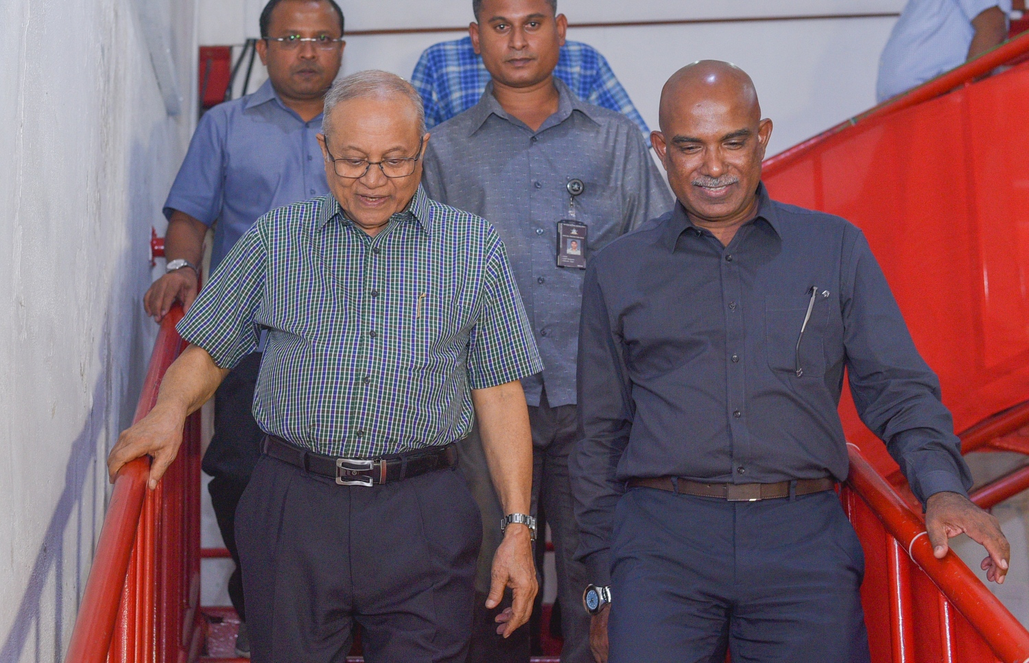 އިދިކޮޅު ފަރާތްތަކަށް ނިސްބަތްވާ ޖޮއިންޓް ޕާލަމެންޓްރީ ގުރޫޕާ މިރޭ ބައްދަލުކުރެއްވުމަށް ފަހު، މައުމޫން ވަޑައިގަންނަަނީ.---މިހާރު ފޮޓޯ: ހުސެއިން ވަހީދު