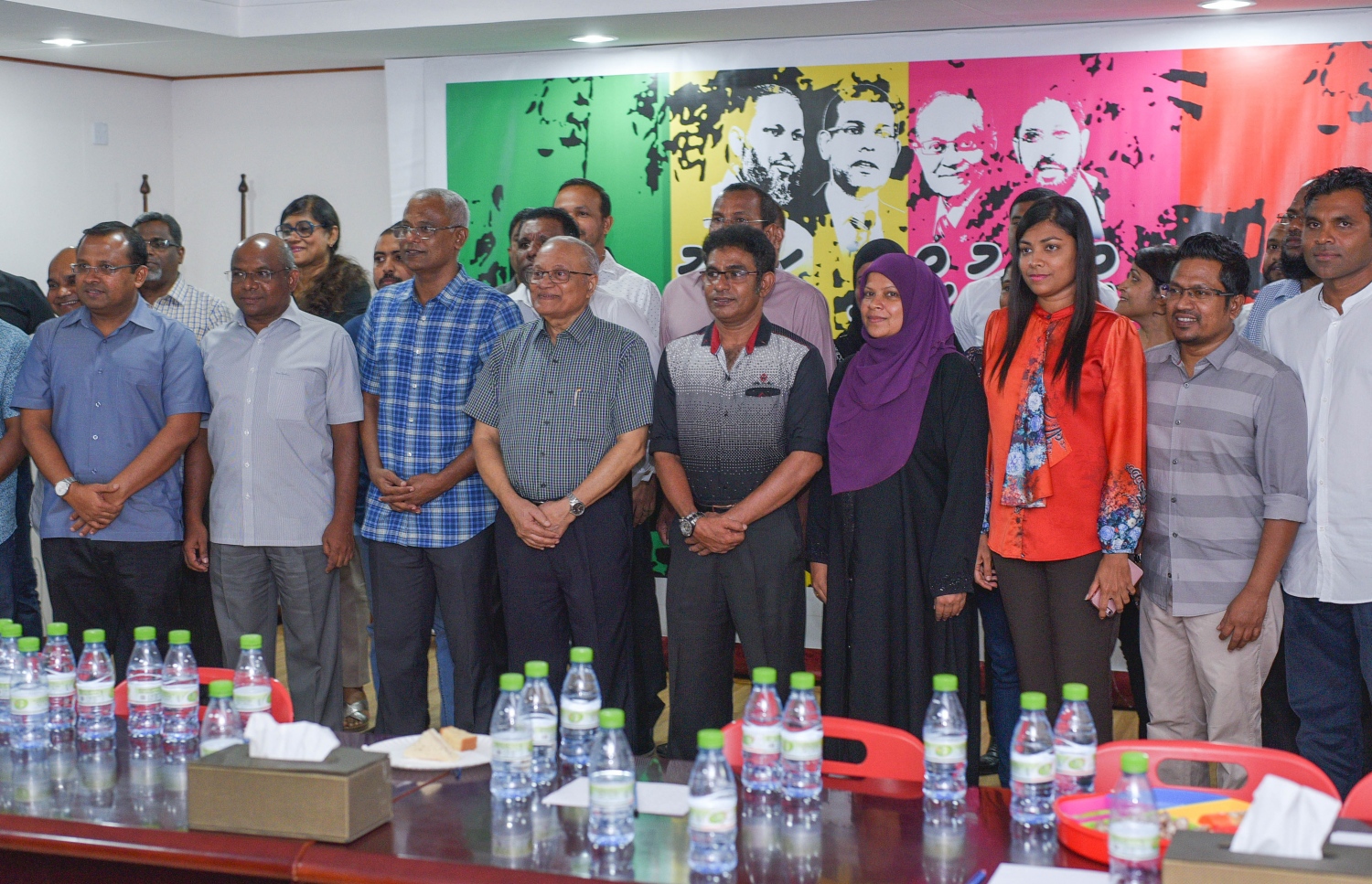 އިދިކޮޅު ފަރާތްތަކަށް ނިސްބަތްވާ ޖޮއިންޓް ޕާލަމެންޓްރީ ގުރޫޕާ މިރޭ ބައްދަލުކުރެއްވުމަށް ފަހު، މައުމޫން އެ ބޭފުޅުންނާ އެކު ފޮޓޯފުޅެއް ނަންގަވަނީ.---މިހާރު ފޮޓޯ: ހުސެއިން ވަހީދު