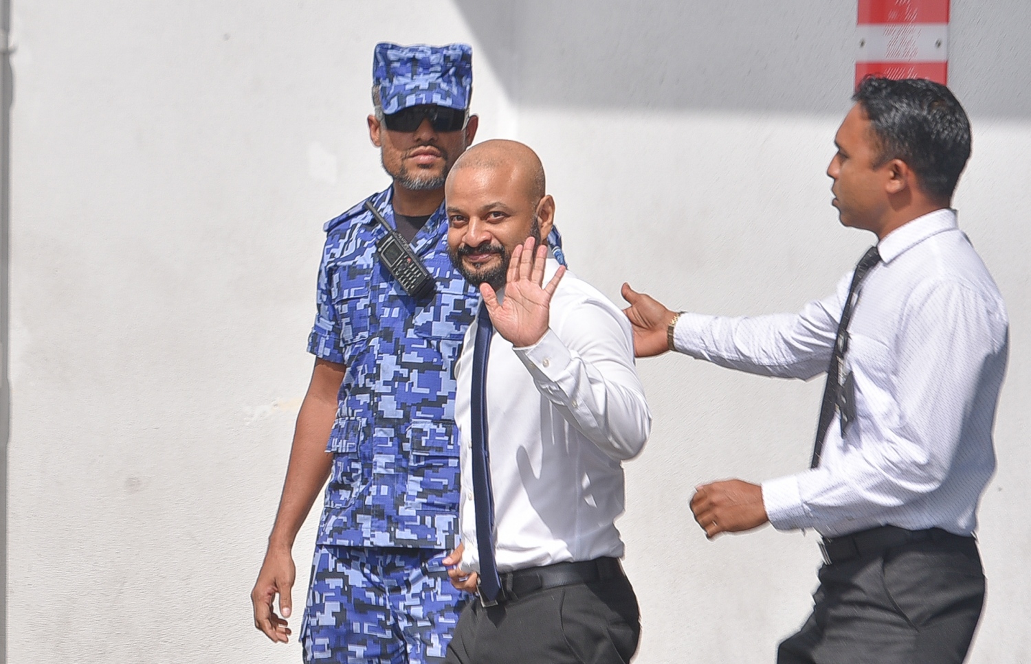 ކްރިމިނަލް ކޯޓުގައި އޮތް އަޑުއެހުމަކަށް ފަހު ފާރިސް އަނބުރާ ދޫނިދު އަށް ގެންދަނީ: އޭނާގެ ދުސްތޫރީ ވާޖިބުތަކަށް ތަންފީޒީ އިދާރާތަކުން ވަނީ ހުރަސް އަޅާފައި. --މިހާރު ފޮޓޯ: ހުސައިން ވަހީދު