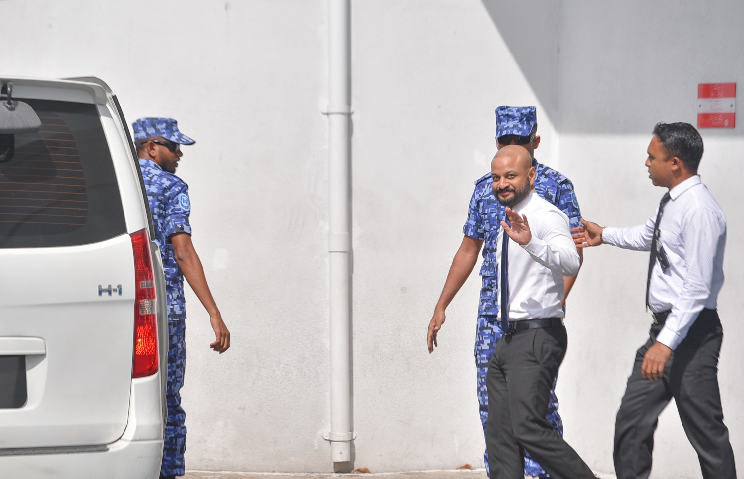 ފާރިސް ފުލުހުންގެ ބެލުމުގެ ދަށުގައި. --ފޮޓޯ/މިހާރު